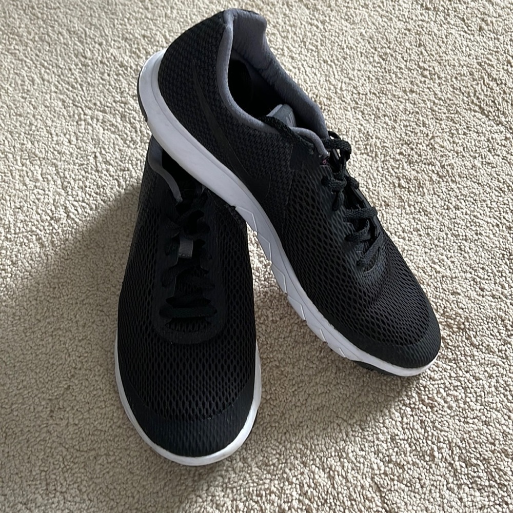 Men’s new Nike black sneakers size 9